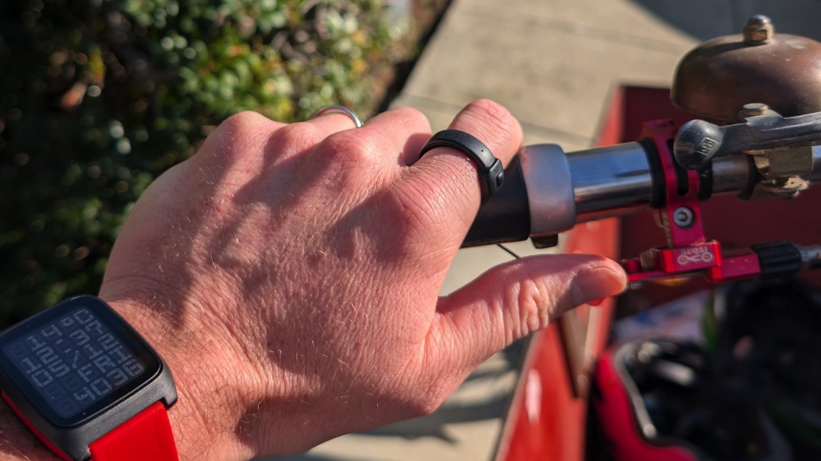 Pebble’s Ingenious Phone Accessory: No More Recharge Worries!