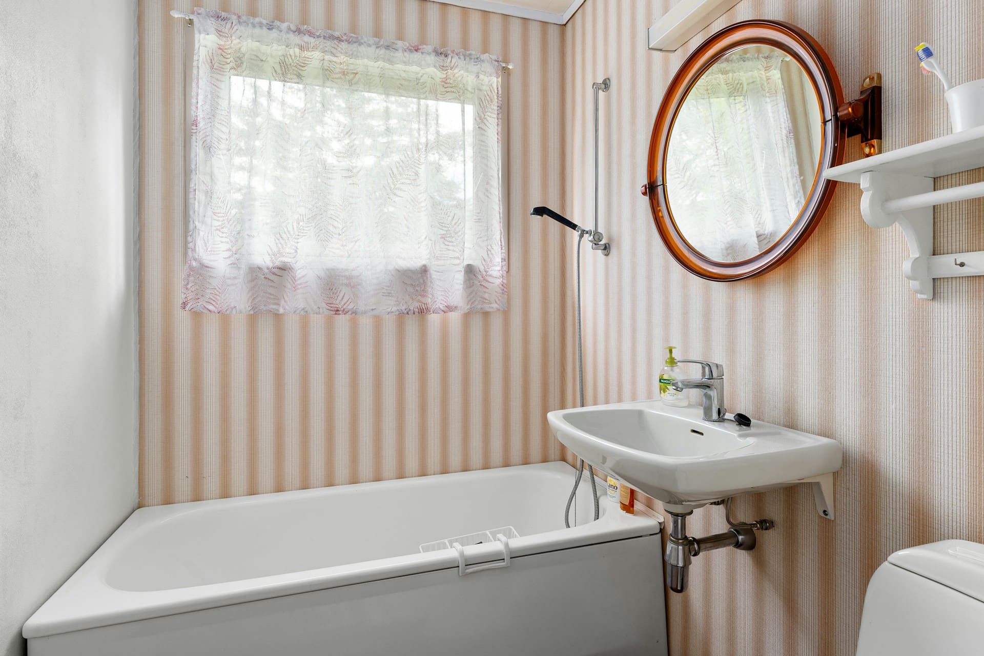 Transforma tu baño con papel pintado: tendencias y consejos esenciales