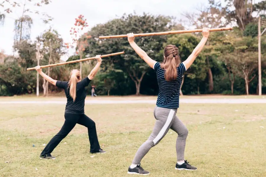 Entrenamiento en casa: fitness con escobas, mochilas y sillas