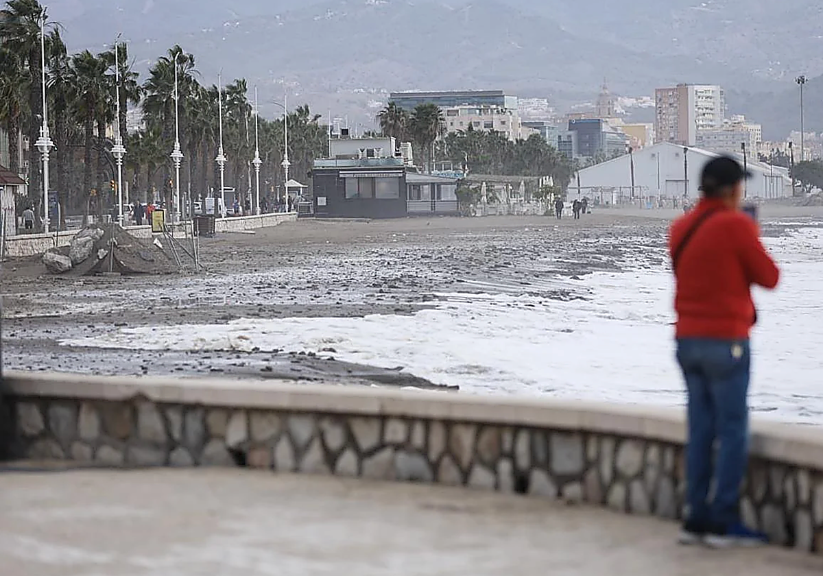 Arenas que rescatan las playas de Málaga tras el temporal