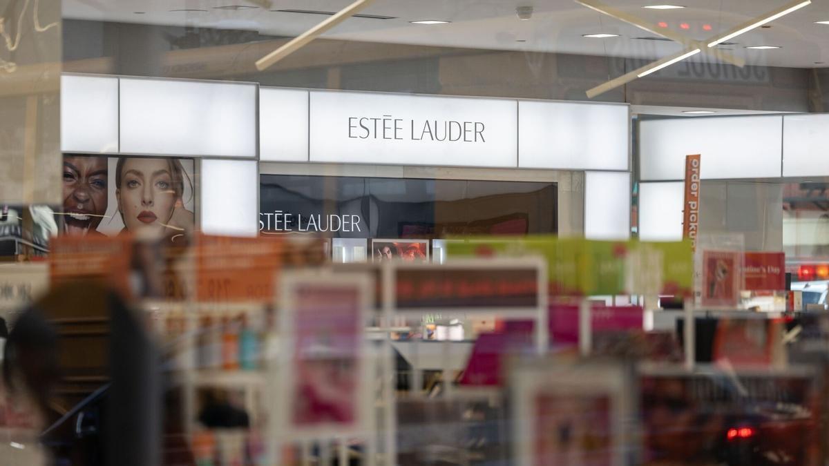 Estée Lauder se enfrenta a Puig: recortes de 1.386M y 11,3% de despidos