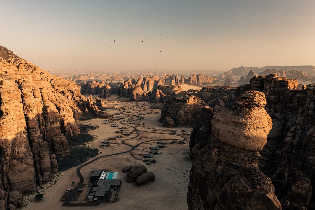Lujo contemporáneo en el desierto de Arabia Saudita: un oasis exclusivo