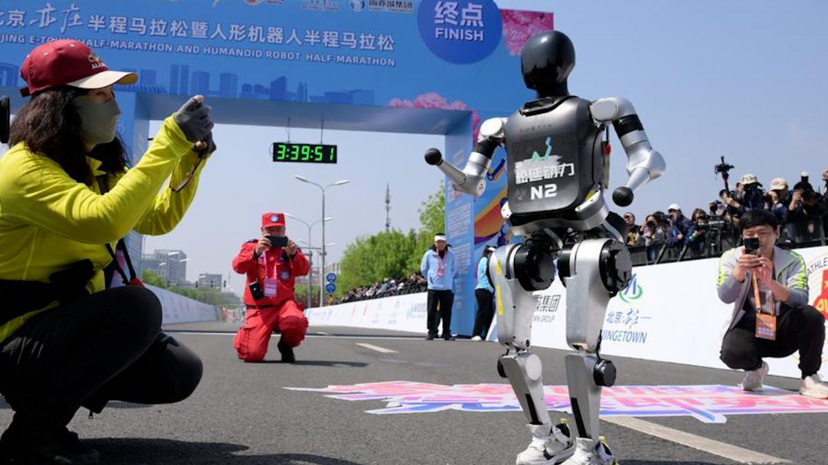 Media maratón de robots humanoides: Pekín marca la pauta