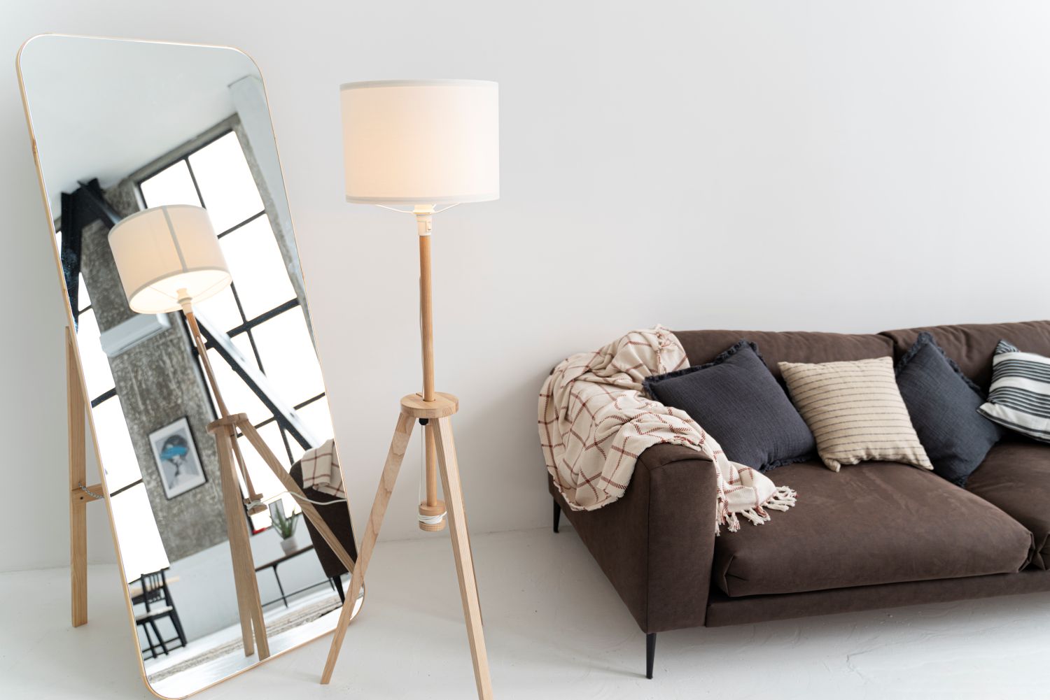 Aparador, lámpara y espejo: crea un rincón con estilo en casa