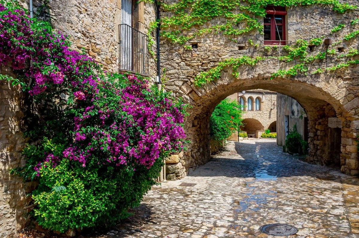 Descubre la joya medieval del Empordà que no te puedes perder