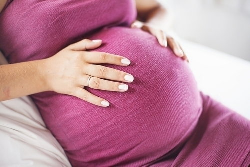 Panza dura en el embarazo: causas y señales de alerta