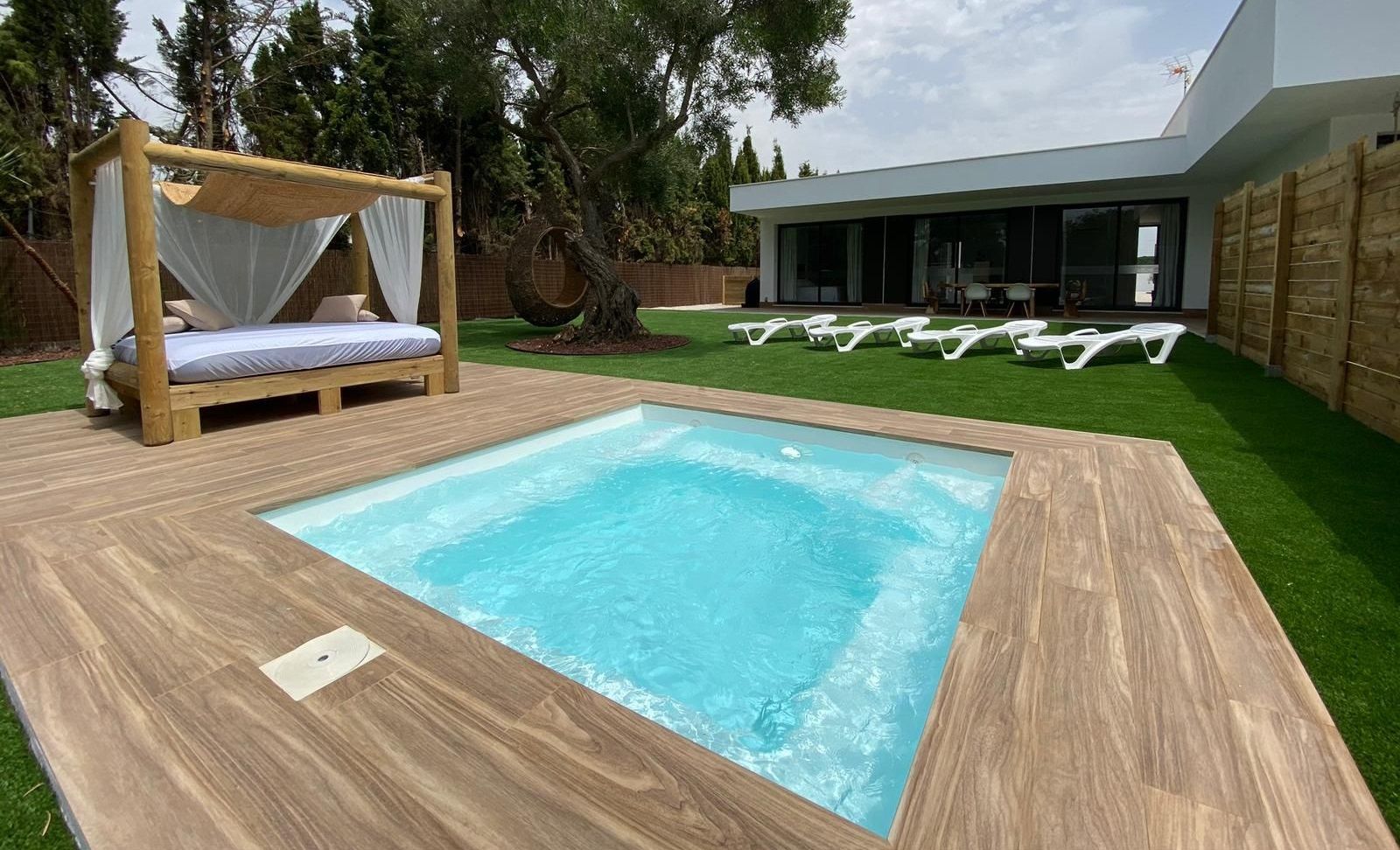 Piscinas Casariche: Innovadoras Piscinas de Poliéster para el Verano Andaluz