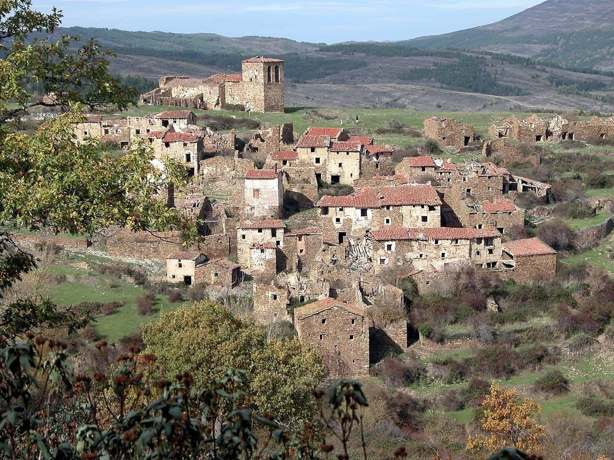 Pueblos fantasma en España: 10 destinos sorprendentes para explorar