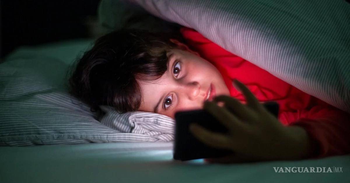 Celular antes de dormir: descubre cómo afecta tu salud y mente