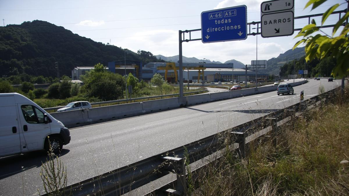 Indra solicita a Asturias declarar estratégico su fábrica de blindados en Barros