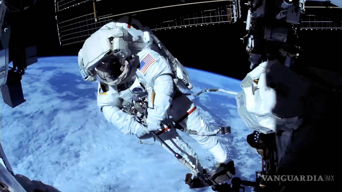 Astronautas de la NASA reparan brazo robótico en caminata espacial