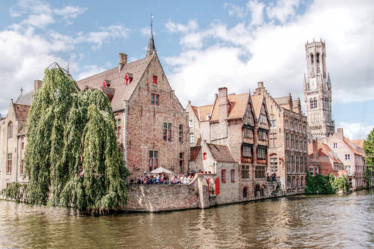 Brujas: un viaje al corazón de la medievalidad europea