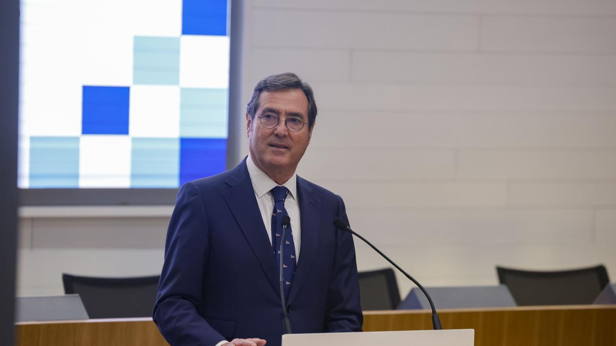 Garamendi critica a sindicatos por su postura sobre bajas laborales
