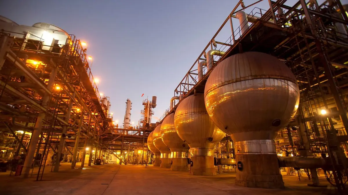 Petróleo sube más de 9% por plan de Trump contra Ormuz e Irán