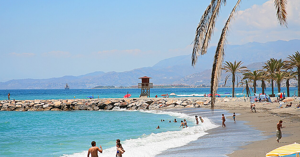Pueblo de Andalucía más económico para alquilar en la playa este verano
