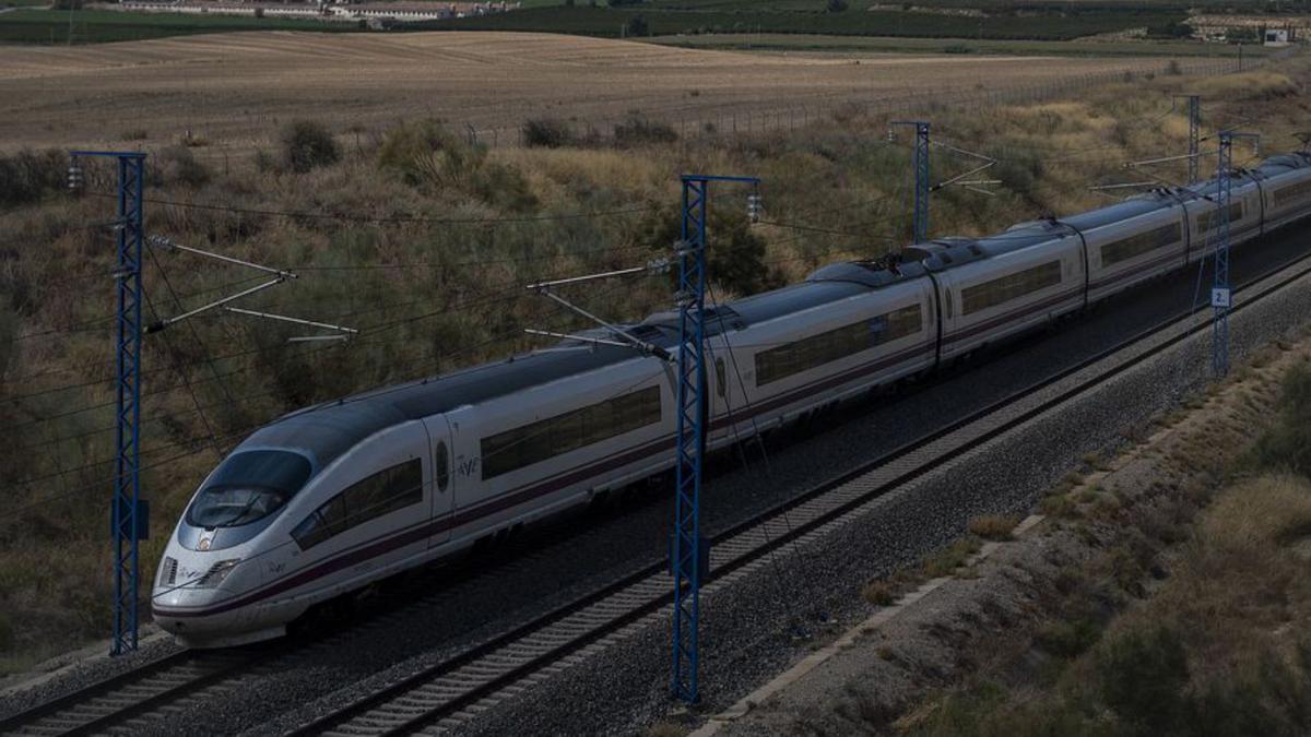 Rayo impacta Alvia y causa retrasos en trenes Madrid-Zaragoza