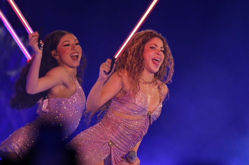 Shakira detiene a sus escoltas: un fan invade el escenario
