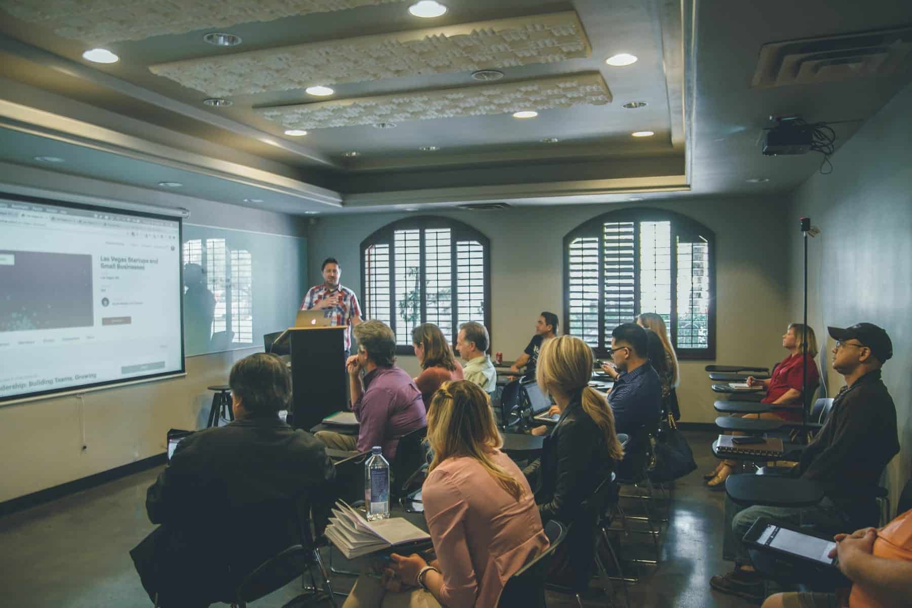 Suecia elimina pantallas en aulas y regresa a los libros