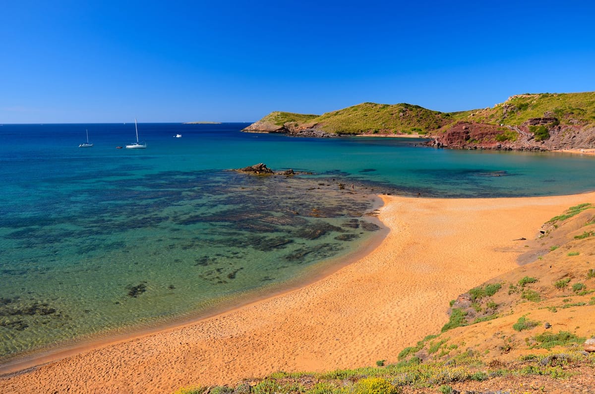 Calas espectaculares en Menorca: descubre su belleza única