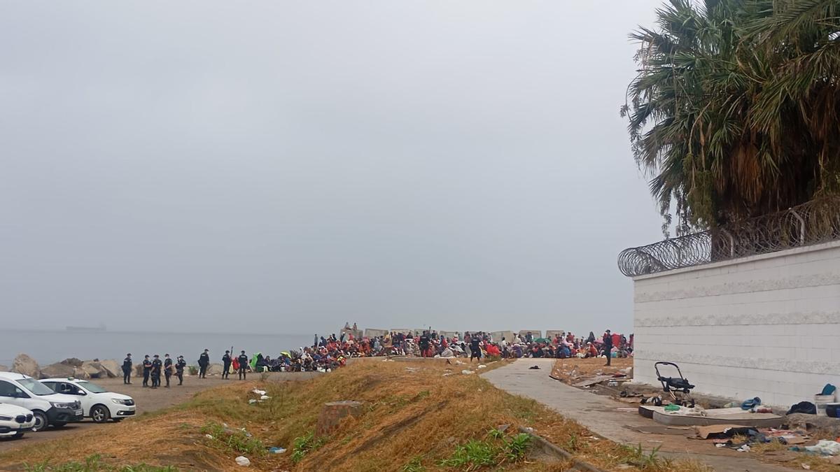 Crisis migratoria: Policía desaloja playa El Trampolín en Ceuta