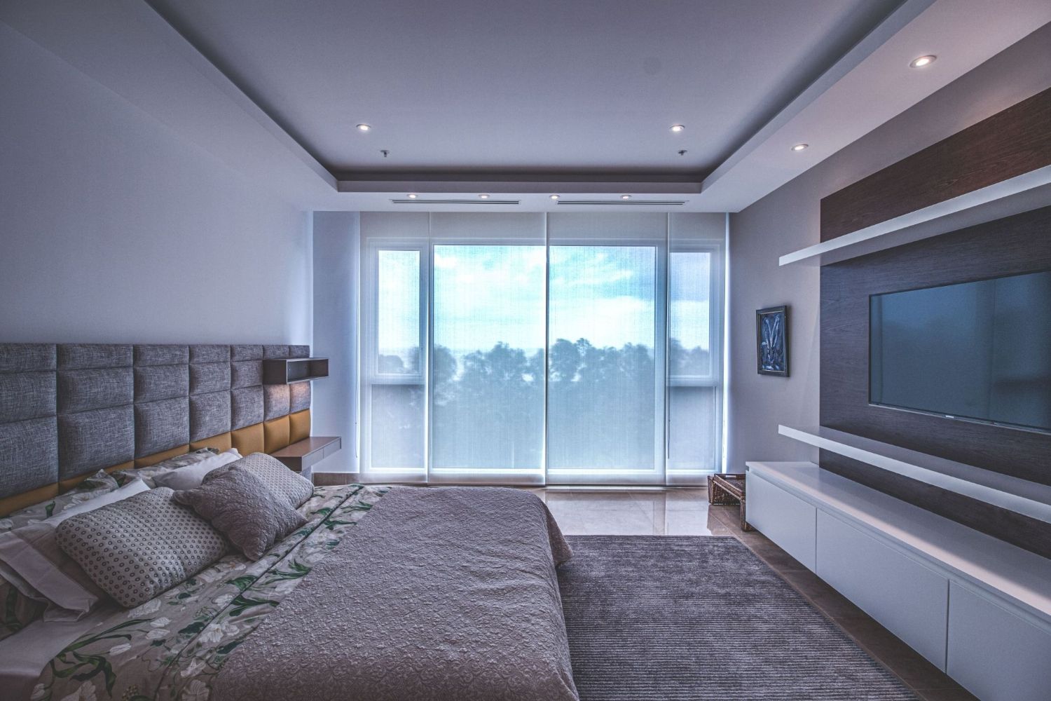 Equipar ventanales y terrazas sin perder vistas ni luz: decoración inteligente
