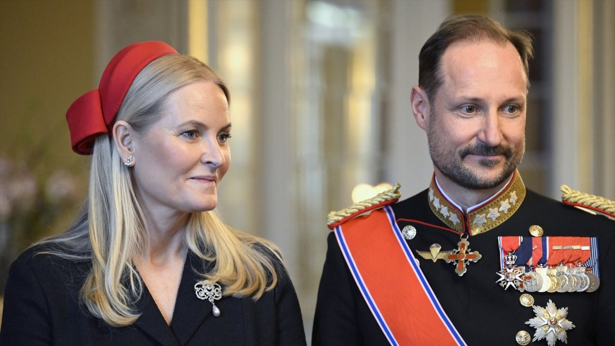 Esposa de Haakon VIII: Escándalos y su Impacto en la Salud