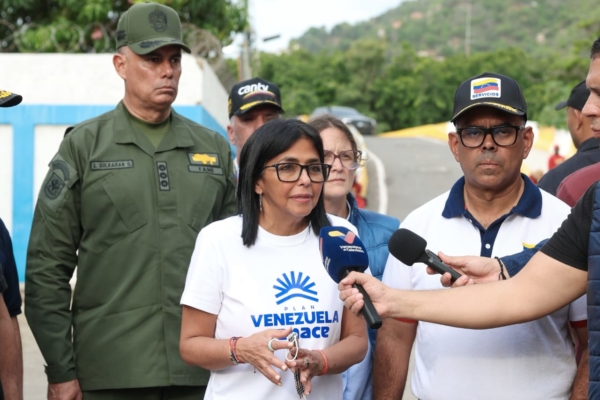 La Guaira: Delcy Rodríguez apoya a 1.000 comercios tras terremotos