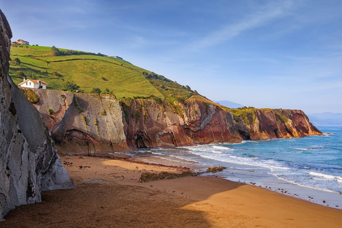 Surf y Flysch: Descubre Zumaia y su Belleza Natural