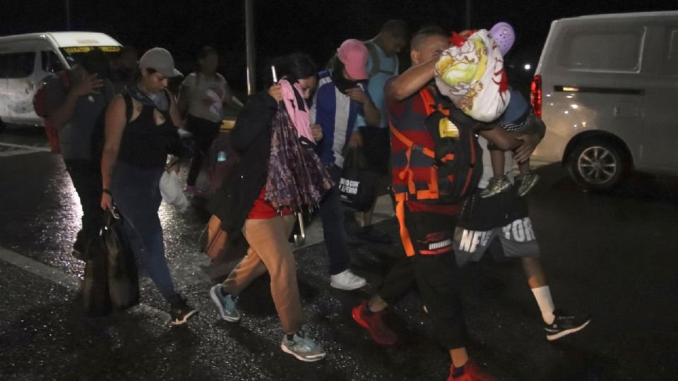 Caravana de 600 migrantes avanza hacia la frontera de EE. UU.