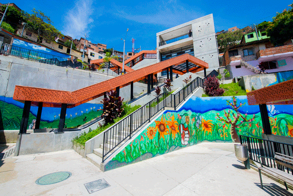Escaleras Eléctricas: Descubre la Comuna 13 y su Historia