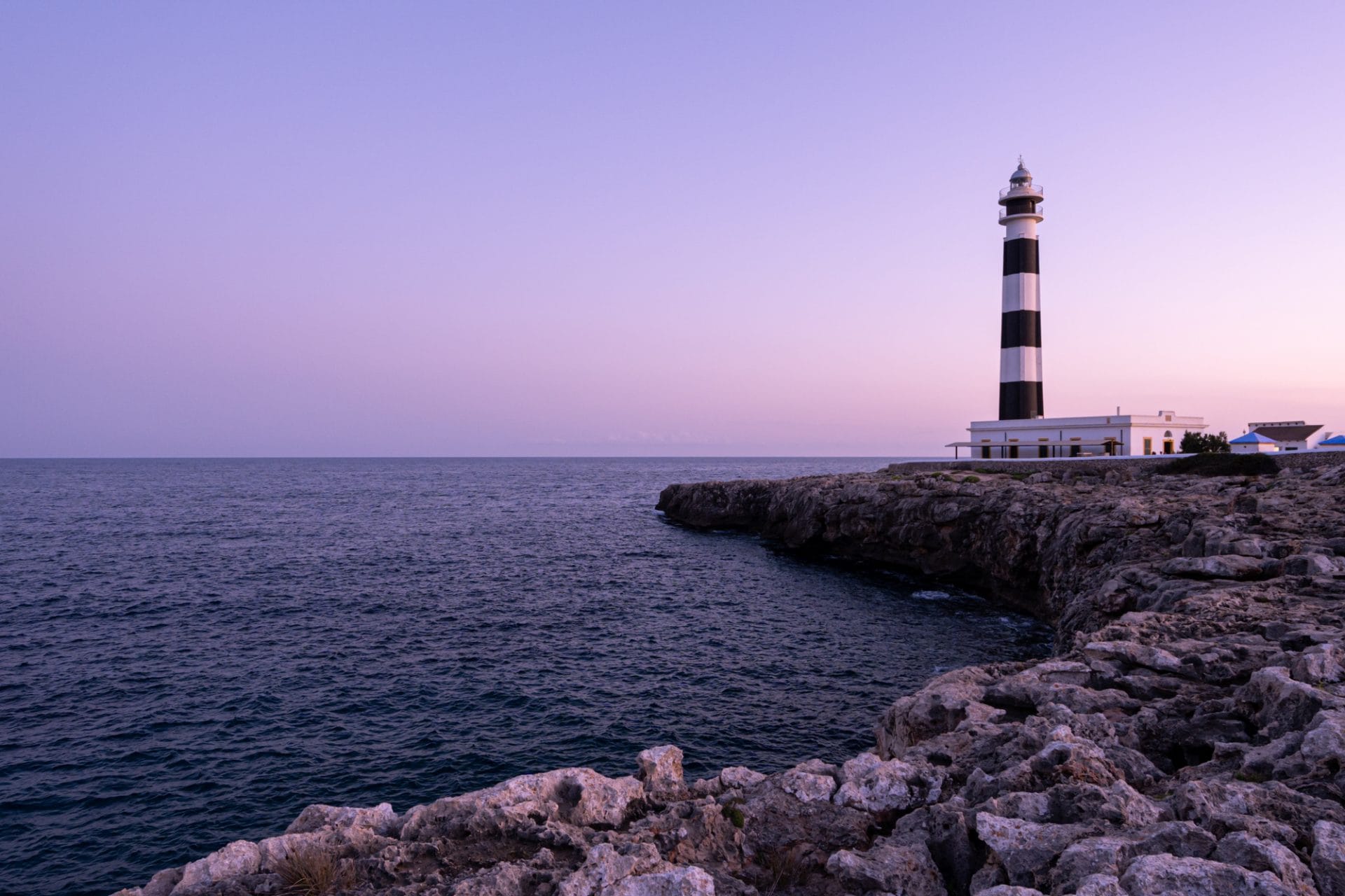 Faros españoles que deslumbran en el paisaje: 10 imperdibles