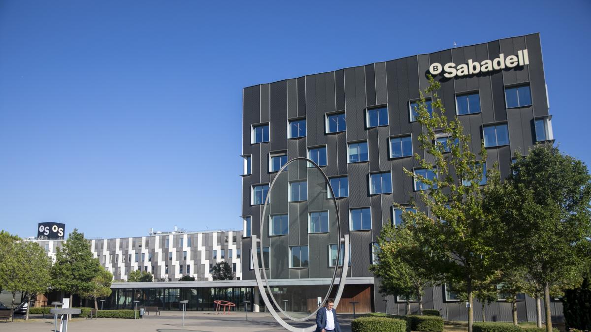Sabadell reforma sedes y vende edificio de oficinas en Valles