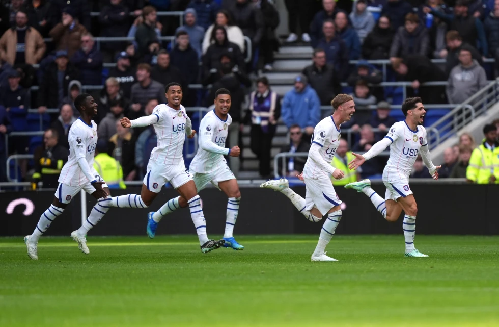 Chelsea triunfa 2-0 ante Everton; Emiliano Martínez hospitalizado tras golpe
