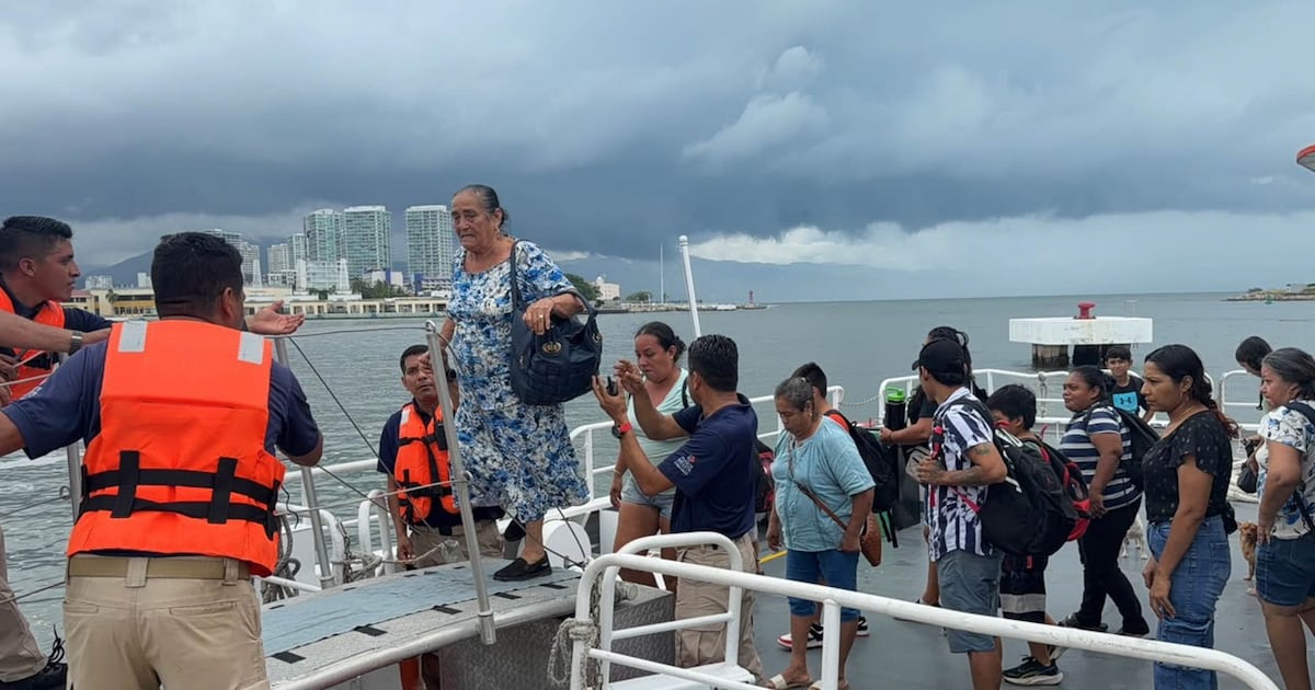 Huracán ‘Simón’ activa alerta en Jalisco y cierra aeropuerto de PV